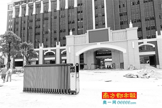 開(kāi)學(xué)在即學(xué)校施工還不見(jiàn)停 家長(zhǎng)擔(dān)憂裝修污染