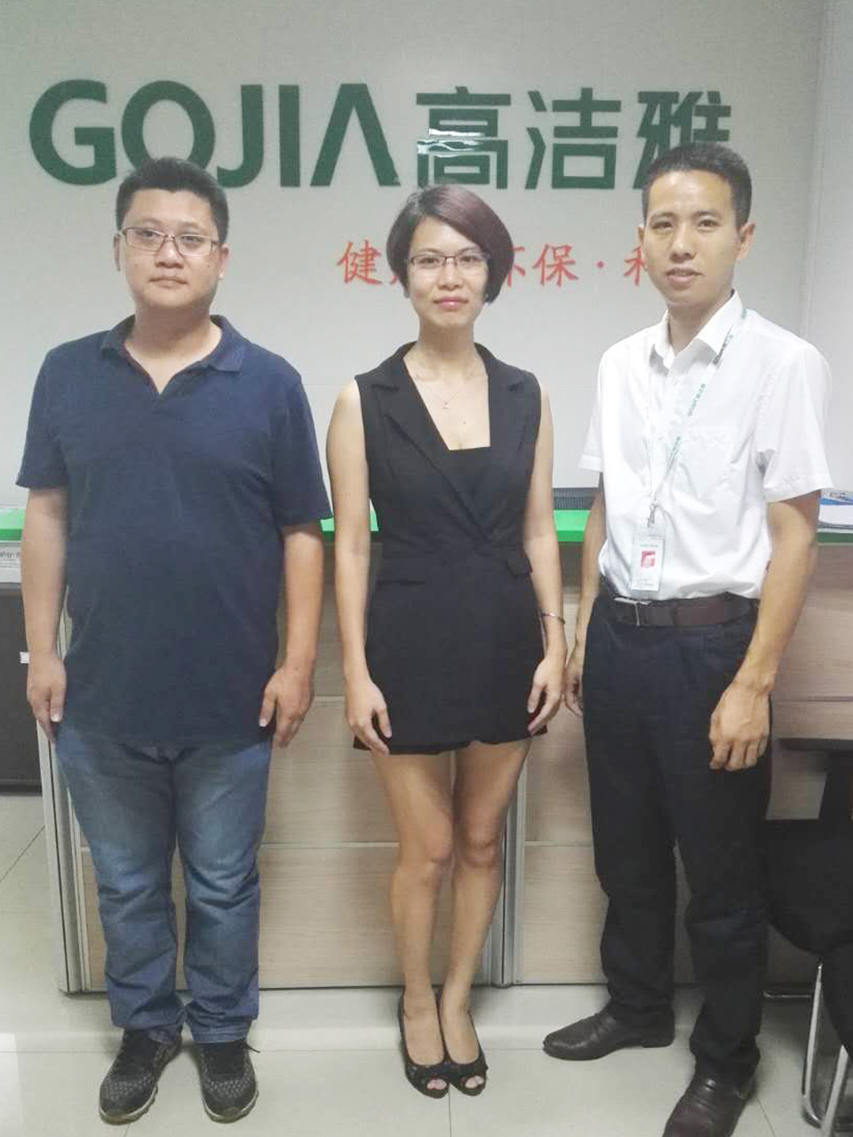 （霍先生、廖小姐與高潔雅總部招商部劉經(jīng)理合影）